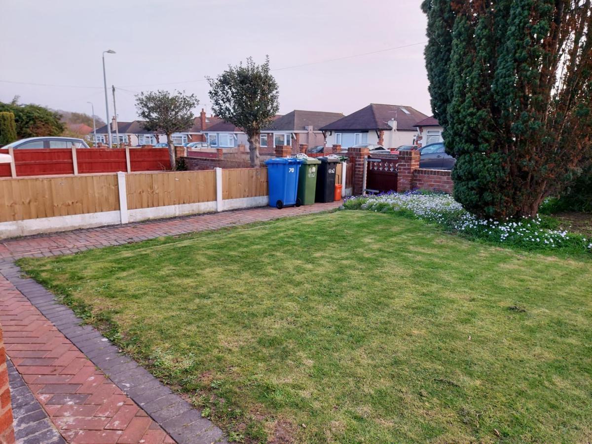The Hermitage Private Detached Bungalow Villa Rhyl Exterior photo